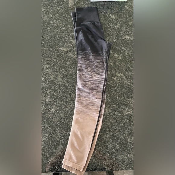 Ultimate leggings by PINK. Amazing hombre colors. - Picture 4 of 11